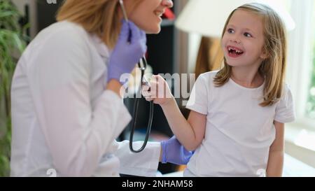 Una bambina felice in una clinica di un medico, un primo piano Foto Stock