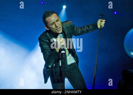 Francesco Silvestre alias Kekko, Modà in concerto, Palasharp, Milano, ITALIA (18.12.2010) Foto Stock