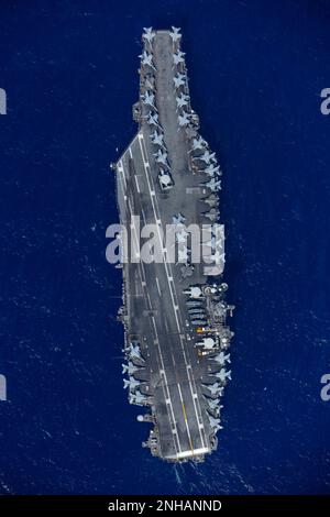 220728-N-DF558-1807 OCEANO PACIFICO (28 luglio 2022) il vettore aereo della Marina degli Stati Uniti di classe Nimitz USS Abraham Lincoln (CVN 72) vele in formazione durante Rim of the Pacific (RIMPAC) 2022, luglio 28. Ventisei nazioni, 38 navi, tre sommergibili, più di 30 sistemi senza equipaggio, circa 170 aerei e 25.000 persone partecipano a RIMPAC dal 29 giugno al 4 agosto nelle isole Hawaiiane e nella California meridionale. Il più grande esercizio marittimo internazionale del mondo, RIMPAC offre un’opportunità di formazione unica, promuovendo e sostenendo al contempo le relazioni di cooperazione tra i partecipanti Foto Stock