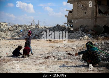 Jenderis, Siria nord-occidentale. 21 febbraio 2023, Jenderis, governatorato di Aleppo, Siria: Aleppo, Siria. 21 febbraio 2023. I bambini vicino alle macerie delle loro case crollate nella città siriana di Jenderis, a seguito del recente terremoto di magnitudo del 7,8. I terremoti che hanno colpito Turkiye e la Siria il 6 febbraio 2023 hanno pesantemente colpito la Siria nord-occidentale, con Jenderis che è tra le città più colpite della zona. Il bilancio delle vittime nella città di Jenderis ha raggiunto i 1.100, mentre 300 edifici sono stati distrutti e 1100 sono stati danneggiati dalle querelle. Credit: ZUMA Press, Inc./Alamy Live News Foto Stock