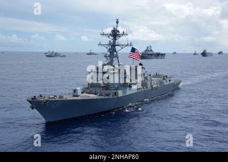 220728-N-DF558-1310 OCEANO PACIFICO (28 luglio 2022) U.S. Navy Arleigh Burke-class cacciatorpediniere missilistico guidato USS Spruance (DDG 111) vele in formazione durante Rim of the Pacific (RIMPAC) 2022, luglio 28. Ventisei nazioni, 38 navi, tre sommergibili, più di 30 sistemi senza equipaggio, circa 170 aerei e 25.000 persone partecipano a RIMPAC dal 29 giugno al 4 agosto nelle isole Hawaiiane e nella California meridionale. Il più grande esercizio marittimo internazionale del mondo, RIMPAC offre un’opportunità di formazione unica, promuovendo e sostenendo al contempo le relazioni di cooperazione tra pari Foto Stock