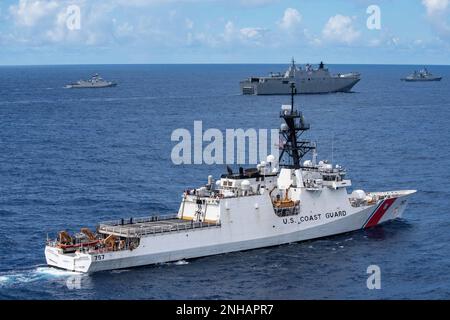 220728-N-TL141-1140 OCEANO PACIFICO (28 luglio 2022) U.S. Coast Guard Legend-class cutter USCGC Midgett (WMSL 757) vele in formazione durante Rim of the Pacific (RIMPAC) 2022, luglio 28. Ventisei nazioni, 38 navi, tre sommergibili, più di 30 sistemi senza equipaggio, circa 170 aerei e 25.000 persone partecipano a RIMPAC dal 29 giugno al 4 agosto nelle isole Hawaiiane e nella California meridionale. Il più grande esercizio marittimo internazionale del mondo, RIMPAC offre un’opportunità di formazione unica, promuovendo e sostenendo al contempo le relazioni di cooperazione tra i partecipanti critici Foto Stock