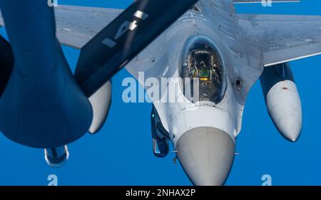 Un aereo US Air Force F-16 Fighting Falcon assegnato alla 31st Fighter Wing, Aviano Air base, Italia, si avvicina a un aereo US Air Force KC-135 Stratotanker assegnato alla 100th Air Refuging Wing, Royal Air Force Mildenhall, Inghilterra, durante un'attività di vigilanza sul Mare Adriatico, il 28 luglio 2022. Questo esercizio ha coinvolto diverse nazioni della NATO, guidate dalla USS Harry S. Truman (CVN-75) Carrier Strike Group. Questo tipo di attività migliora l'interoperabilità e la coesione della NATO, fornendo alla NATO una preziosa opportunità di integrare la capacità di forza e di rafforzare la coesione dell'Alleanza. Questo Foto Stock