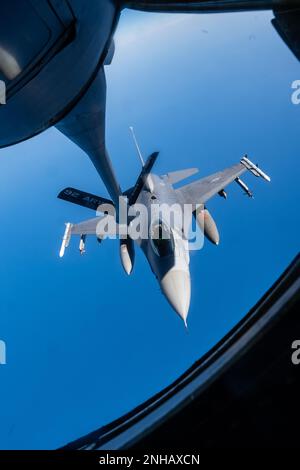Un aereo US Air Force F-16 Fighting Falcon assegnato alla 31st Fighter Wing, Aviano Air base, Italia, si avvicina a un aereo US Air Force KC-135 Stratotanker assegnato alla 100th Air Refuging Wing, Royal Air Force Mildenhall, Inghilterra, durante un'attività di vigilanza sul Mare Adriatico, il 28 luglio 2022. Questo esercizio ha coinvolto diverse nazioni della NATO, guidate dalla USS Harry S. Truman (CVN-75) Carrier Strike Group. Questo tipo di attività migliora l'interoperabilità e la coesione della NATO, fornendo alla NATO una preziosa opportunità di integrare la capacità di forza e di rafforzare la coesione dell'Alleanza. Questo Foto Stock