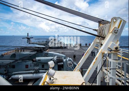 OCEANO PACIFICO (28 luglio 2022) la nave d'assalto anfibio di classe Wasp USS Essex (LHD 2) naviga in formazione durante Rim of the Pacific (RIMPAC) 2022, luglio 28. Ventisei nazioni, 38 navi, tre sottomarini, più di 170 aerei e 25.000 persone partecipano al RIMPAC dal giugno 29 al 4 agosto nelle isole hawaiane e nella California meridionale. Il più grande esercizio marittimo internazionale del mondo, RIMPAC offre un'opportunità di formazione unica, promuovendo e sostenendo le relazioni di cooperazione tra i partecipanti fondamentali per garantire la sicurezza delle vie marittime e la sicurezza sul mondo Foto Stock