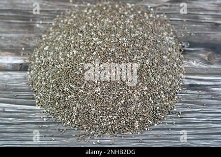 Semi di chia essiccati ad alto contenuto di fibre alimentari, vitamine, minerali, proteine, grassi e carboidrati, Ricco in vitamine di B, tiamina e niacina, it' Foto Stock