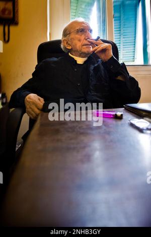 Don Andrea con l immancabile sigaro in un'intervista. Don Andrea Gallo, Genova, Italia Foto Stock