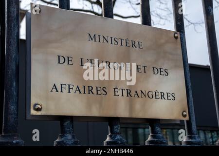 Primo piano della targa allegata all'ingresso del Ministero dell'Europa e degli Affari Esteri del governo francese, situato quai d'Orsay a Parigi Foto Stock