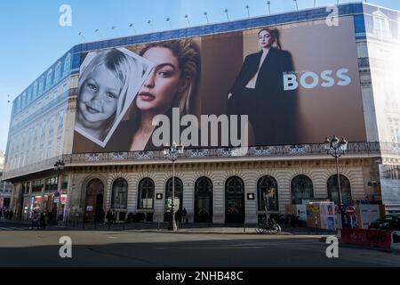 Cartello pubblicitario gigante "Be Your Own Boss" per Hugo Boss che copre le impalcature dei lavori di restauro sulla facciata di un edificio parigino Foto Stock