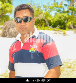 Isole Cook Aitutaki - 7 2010 novembre; Portrait Island er TeKings Lagoon Tours operator in attesa che i turisti si riuniscono. Foto Stock