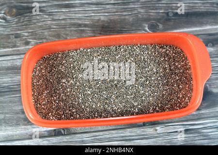 Semi di chia essiccati ad alto contenuto di fibre alimentari, vitamine, minerali, proteine, grassi e carboidrati, Ricco in vitamine di B, tiamina e niacina, it' Foto Stock