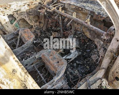 Auto dopo il fuoco. Ferro parti di auto bruciata. Vettura completamente bruciata a causa di incidenti, cattive condizioni tecniche, guasti Foto Stock