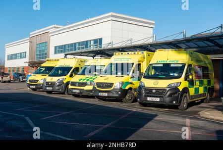 Ambulanze della costa sud-orientale al di fuori del reparto di emergenza, ospedale NHS generale del distretto di Eastbourne, sussex orientale, regno unito Foto Stock