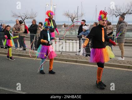 Serata parata di carnevale con una galleggiamento a tema Willy Wonka nella  città spagnola della costa settentrionale di Santander Cantabria Spagna 18  febbraio 2023 Foto stock - Alamy