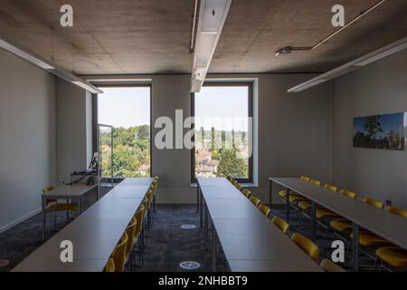 Aula, con due grandi finestre che si affacciano sul parco locale. Centenary Building, Università di Southampton, Southampton, Regno Unito. Arche Foto Stock