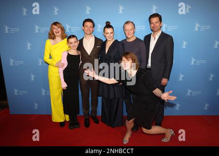 Berlino, Germania. 21st Feb, 2023. Il cast intorno ai principali attori Esben SMED (3rd da sinistra), Selma Sol i Dali Pape (2nd da sinistra), Julie Agnete Vang (l), Ulrich Thomsen (2nd da destra) E il regista Nikolaj Lie Kaas (r) arriva per il Photo Call del film 'Agent' nella sezione Berlinale Series della Berlinale. Il 73rd° Festival Internazionale del Cinema si terrà a Berlino dal 16 al 26 febbraio 2023. Credit: Gerald Matzka/dpa/Alamy Live News Foto Stock