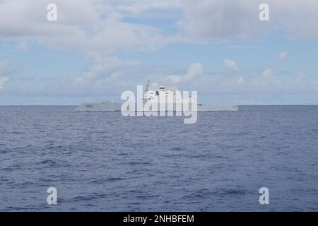 OCEANO PACIFICO (28 luglio 2022) il cacciatorpediniere USS Michael Monsoor (DDG 1001) della Marina degli Stati Uniti di classe Zumwalt vele in formazione durante il Rim del Pacifico (RIMPAC) 2022, luglio 28. Ventisei nazioni, 38 navi, tre sommergibili, più di 30 sistemi senza equipaggio, circa 170 aerei e 25.000 persone partecipano a RIMPAC dal 29 giugno al 4 agosto nelle isole Hawaiiane e nella California meridionale. Il più grande esercizio marittimo internazionale del mondo, RIMPAC offre un’opportunità di formazione unica, promuovendo e sostenendo al tempo stesso le relazioni di cooperazione tra i partecipanti fondamentali per garantire il Th Foto Stock