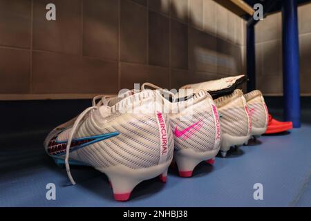 Josh Bowler #11 degli stivali di Blackpool sullo spogliatoio durante la partita del campionato Sky Bet Blackburn Rovers vs Blackpool a Ewood Park, Blackburn, Regno Unito, 21st febbraio 2023 (Foto di Mark Cosgrove/News Images) Foto Stock