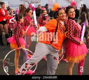 Serata parata di carnevale con una galleggiamento a tema Willy Wonka nella  città spagnola della costa settentrionale di Santander Cantabria Spagna 18  febbraio 2023 Foto stock - Alamy