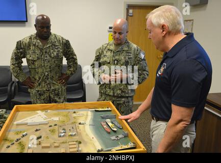 Master Chief Petty Officer of the Navy Russell Smith (centro) e Navy Reserve Force Master Chief Tracy Hunt (a sinistra), ricevono un breve riassunto sulle capacità del Navy Expeditionary Logistics Support Group dal Capo dello staff Mark Sakowski (a destra). Foto Stock