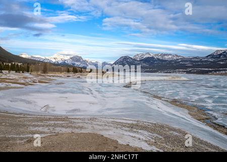 Abraham lago paesaggio in stagione invernale con onda di neve su ghiaccio bluastro Foto Stock