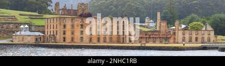 Panorama delle rovine storiche della colonia di Port Arthur Penal, Tasmania, Australia dall'altra parte di Macon Cove. Foto Stock