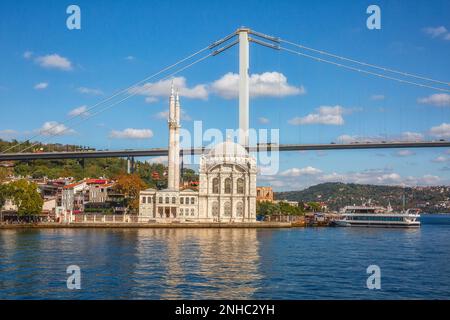 Moschea di Ortakoy sulla riva del Bosforo a Istanbul, Turchia Foto Stock