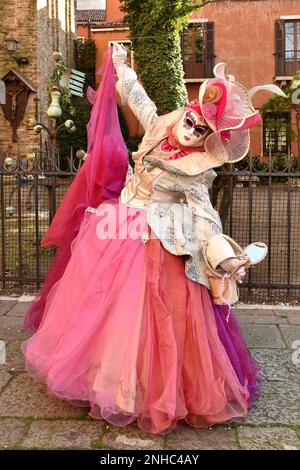 Venezia, Italia. 11th Feb, 2023. I festaioli posano con bellissimi costumi e maschere durante il Carnevale di Venezia 2023 a Venezia il 11 febbraio 2023. Il Carnevale si svolge a Venezia ogni anno a partire da circa due settimane prima del Mercoledì delle Ceneri e termina il Martedì Shrove e attira turisti da tutto il mondo (Photo by Laura Villani/Sipa USA) Credit: Sipa USA/Alamy Live News Foto Stock