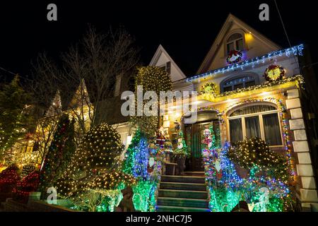 Le luci di Natale illuminano Dyker Heights a Brooklyn, New York, per 2022 Foto Stock