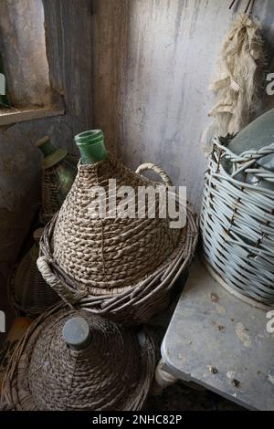 Oggetti in una casa abbandonata in Toscana Foto Stock