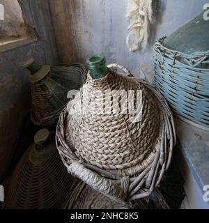 Oggetti in una casa abbandonata in Toscana Foto Stock