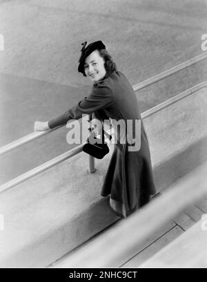 1930 ca, USA : l'attrice cinematografica OLIVIA DE HAVILLAND (nata da genitori britannici a Tokyo , Giappone , 1 luglio 1916 ) . Warner Bros & Vitaphone produzione publicity still - CINEMA - ritratto - ritratto - cappello - cappello - borsetta - borsa - borsa - MODA - 30's - '30 - ANNI TRENTA - sorriso - sorriso - sorriso ---- Archivio GBB Foto Stock