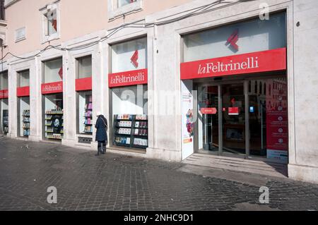 Libreria Feltrinelli in Largo di Torre Argentina, Roma, Lazio, Italia Foto Stock