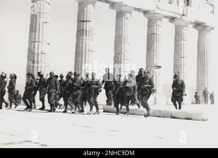 1942 ca. Atene , Grecia : le truppe fasciste militari italiane invadono la Grecia. In questa foto alcuni plotoni italiani ( Alpini e Bersaglieri ) Visitare i monumenti celebrati dell'Acropoli - SECONDA GUERRA Mondiale - Guerra Mondiale 2nd - seconda Guerra Mondiale - FRONTE greco - ATENE - GRECIA - ACROPOLI - miliari soldati italiani - COLONIALISMO - COLONIALISMO - FASCISTA - FASCISMO - FASCISMO - TURISMO - TURISMO - turismo - turismo - archeologia - tempio - Tempio - templio ---- Archivio GBB Foto Stock