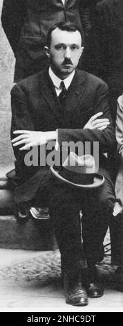 1925 , Milano , Italia: Il celebre scrittore italiano CARLO EMILIO GHADDA ( 1893 - 1973 ) quando era un giovane insegnante di matematico alla scuola di hight Liceo Parini . Autore di QUER PASTICCIACCIO BRUTTO DE VIA MERULANA ( 1957 ) e L' ADALGISA ( 1944 ) - SCRITTORE - LETTERATO - LETTERATURA - LETTERATURA - GAY - omosessuale - omosessualità - omosessualità - omosessuale - ritratto - ritratto - baffi - baffi - cappello - cappello - Archivio GBB--- Foto Stock