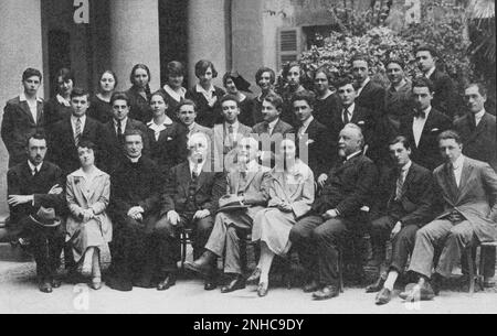 1925 , Milano , Italia: Il celebre scrittore italiano CARLO EMILIO GHDA ( 1893 - 1973 ), quando era un giovane insegnante di matematico alla scuola di hight Liceo Parini ( il primo seduto da sinistra ), in questa foto con lo studioso e futuro scrittore GUIDO PIOVENE ( centro , firmato con una freccia nera ). Autore di QUER PASTICCIACCIO BRUTTO DE VIA MERULANA ( 1957 ) e L' ADALGISA ( 1944 ) - SCRITTORE - LETTERATO - LETTERATURA - LETTERATURA - GAY - omosessuale - omosessualità - omosessualità - omosessuale - ritratto - ritratto - scolaresca ---- Archivio GBB Foto Stock