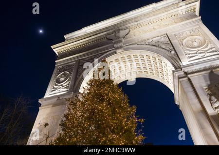 Christmas Tree si trova di fronte al Washington Square Arch di New York Foto Stock