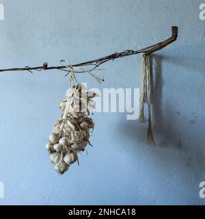 Oggetti in una casa abbandonata in Toscana Foto Stock