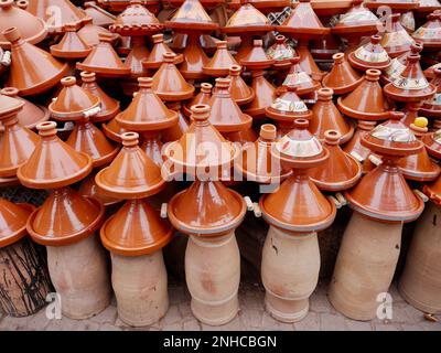 Gatto Con Vasi Di Terracotta Tajine Del Sole - Fotografie stock e altre  immagini di Pentola - Pentola, Tajine, Vaso da fiori - iStock