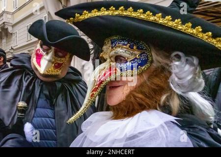 Trieste, Italia. 21st Feb, 2023. I festeggiatori del Carnevale scendono per le strade di Trieste durante la sfilata del Mardi Gras. Il tradizionale evento annuale si è tenuto per la prima volta dal 2019, in quanto è stato sospeso nei tre anni precedenti a causa della crisi del COVID. Credit: Enrique Shore/Alamy Live News Foto Stock