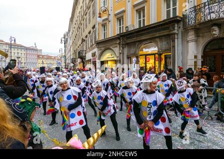 Trieste, Italia. 21st Feb, 2023. I festeggiatori del Carnevale scendono per le strade di Trieste durante la sfilata del Mardi Gras. Il tradizionale evento annuale si è tenuto per la prima volta dal 2019, in quanto è stato sospeso nei tre anni precedenti a causa della crisi del COVID. Credit: Enrique Shore/Alamy Live News Foto Stock