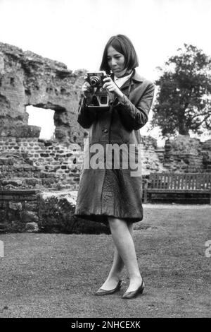 Ragazza adolescente che indossa un cappotto DI pelle 1968 FOTO DI DAVID BAGNALL Foto Stock