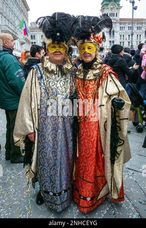 Trieste, Italia. 21st Feb, 2023. I festeggiatori del Carnevale scendono per le strade di Trieste durante la sfilata del Mardi Gras. Il tradizionale evento annuale si è tenuto per la prima volta dal 2019, in quanto è stato sospeso nei tre anni precedenti a causa della crisi del COVID. Credit: Enrique Shore/Alamy Live News Foto Stock