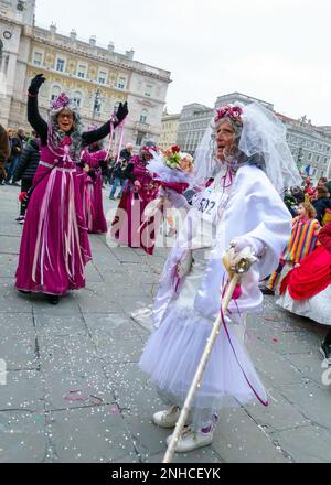 Trieste, Italia. 21st Feb, 2023. I festeggiatori del Carnevale scendono per le strade di Trieste durante la sfilata del Mardi Gras. Il tradizionale evento annuale si è tenuto per la prima volta dal 2019, in quanto è stato sospeso nei tre anni precedenti a causa della crisi del COVID. Credit: Enrique Shore/Alamy Live News Foto Stock