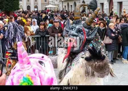 Trieste, Italia. 21st Feb, 2023. I festeggiatori del Carnevale scendono per le strade di Trieste durante la sfilata del Mardi Gras. Il tradizionale evento annuale si è tenuto per la prima volta dal 2019, in quanto è stato sospeso nei tre anni precedenti a causa della crisi del COVID. Credit: Enrique Shore/Alamy Live News Foto Stock