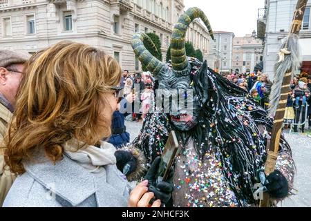 Trieste, Italia. 21st Feb, 2023. I festeggiatori del Carnevale scendono per le strade di Trieste durante la sfilata del Mardi Gras. Il tradizionale evento annuale si è tenuto per la prima volta dal 2019, in quanto è stato sospeso nei tre anni precedenti a causa della crisi del COVID. Credit: Enrique Shore/Alamy Live News Foto Stock