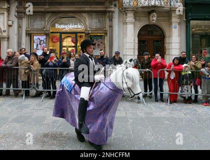 Trieste, Italia. 21st Feb, 2023. I festeggiatori del Carnevale scendono per le strade di Trieste durante la sfilata del Mardi Gras. Il tradizionale evento annuale si è tenuto per la prima volta dal 2019, in quanto è stato sospeso nei tre anni precedenti a causa della crisi del COVID. Credit: Enrique Shore/Alamy Live News Foto Stock