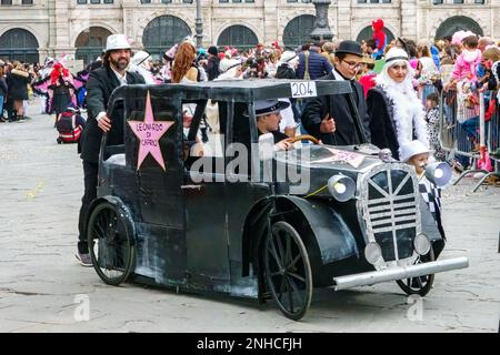 Trieste, Italia. 21st Feb, 2023. I festeggiatori del Carnevale scendono per le strade di Trieste durante la sfilata del Mardi Gras. Il tradizionale evento annuale si è tenuto per la prima volta dal 2019, in quanto è stato sospeso nei tre anni precedenti a causa della crisi del COVID. Credit: Enrique Shore/Alamy Live News Foto Stock