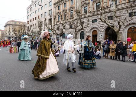 Trieste, Italia. 21st Feb, 2023. I festeggiatori del Carnevale scendono per le strade di Trieste durante la sfilata del Mardi Gras. Il tradizionale evento annuale si è tenuto per la prima volta dal 2019, in quanto è stato sospeso nei tre anni precedenti a causa della crisi del COVID. Credit: Enrique Shore/Alamy Live News Foto Stock