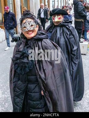 Trieste, Italia. 21st Feb, 2023. I festaioli del Carnevale che indossano abiti veneziani scendono per le strade di Trieste durante la sfilata del Mardi Gras. Il tradizionale evento annuale si è tenuto per la prima volta dal 2019, in quanto è stato sospeso nei tre anni precedenti a causa della crisi del COVID. Credit: Enrique Shore/Alamy Live News Foto Stock